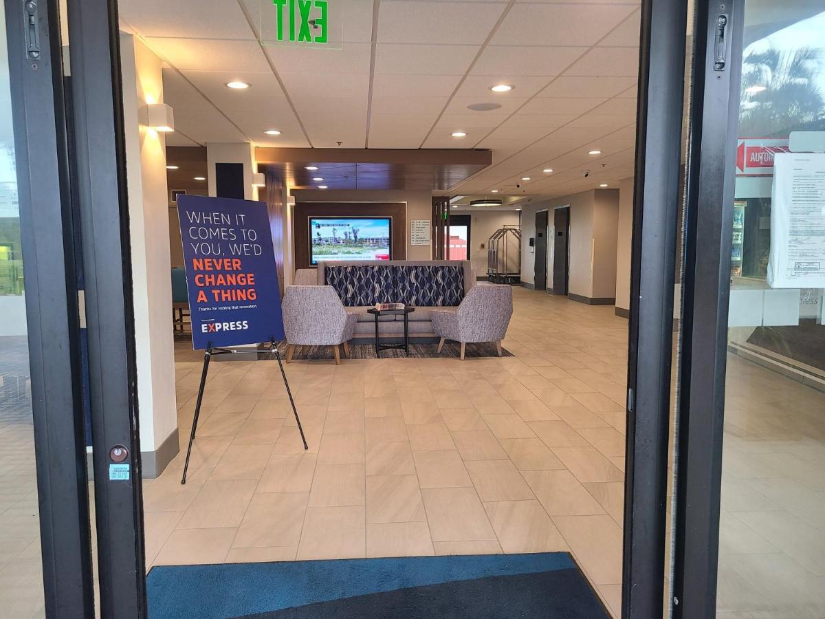 Holiday Inn Express Fort Lauderdale North - Executive Airport By Ihg Esterno foto