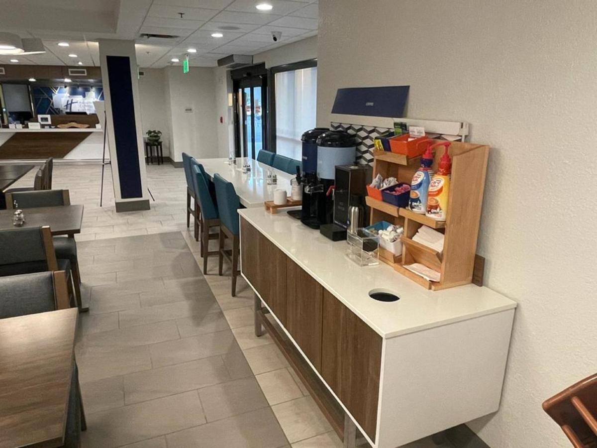 Holiday Inn Express Fort Lauderdale North - Executive Airport By Ihg Esterno foto