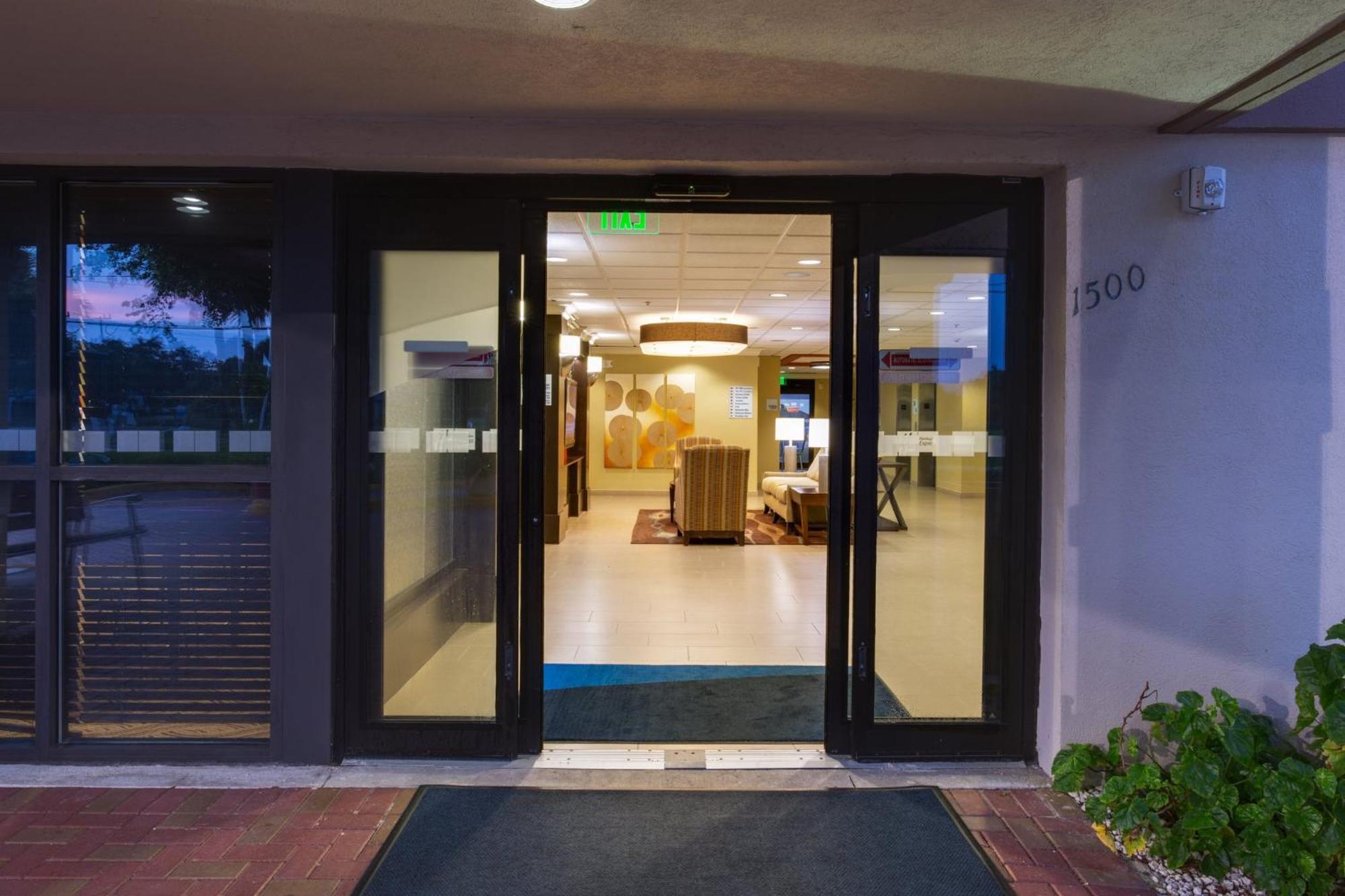 Holiday Inn Express Fort Lauderdale North - Executive Airport By Ihg Esterno foto
