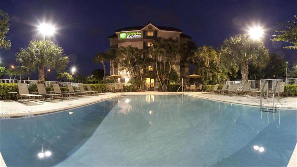Holiday Inn Express Fort Lauderdale North - Executive Airport By Ihg Esterno foto